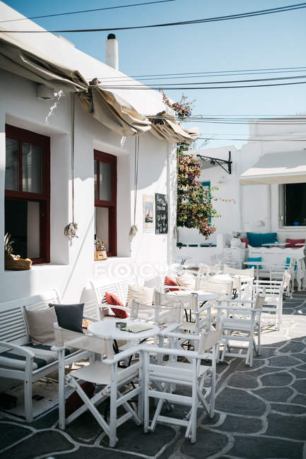 Vista panorámica de la cafetería de la calle en Paros, Mar Egeo, Cícladas, Grecia - foto de stock