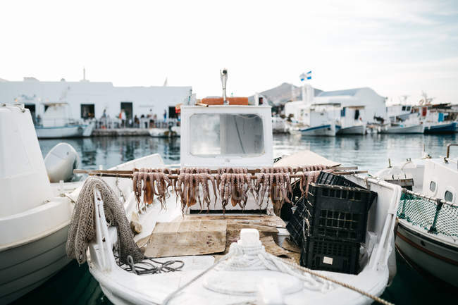 Vista panorâmica de barcos e edifícios em fundo em Paros, Mar Egeu, Cíclades, Grécia — Fotografia de Stock