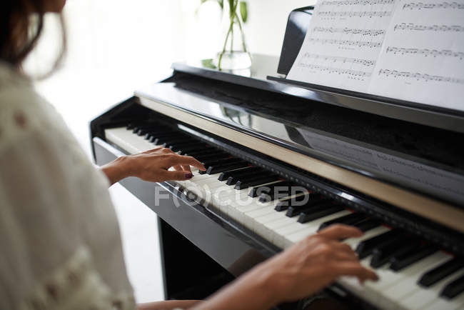 Frau spielt Klavier — Stockfoto