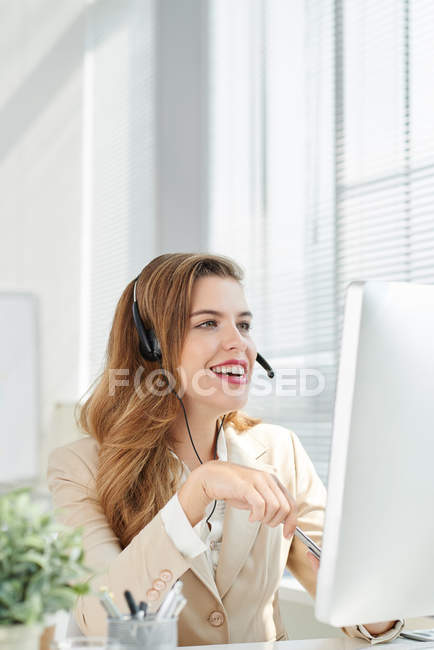 Représentant de soutien souriant recevant l'appel — Photo de stock