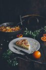 Stück hausgemachter Kardamom-Zitruskuchen auf Teller auf dunklem Holz — Stockfoto