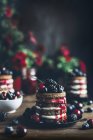 Mini-Schokoladenkuchen mit Schlagsahne und Sommerbeerenmarmelade auf dem Teller — Stockfoto