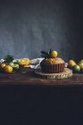 Zitrusbündel-Kuchen mit Cointreau und Zitronenquark auf Holzbrett — Stockfoto