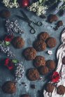 Galletas de chispas de chocolate al horno en la superficie gris malhumorado con flor y tijeras - foto de stock