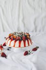 Cheesecake caseiro com bagas de verão no carrinho de bolo — Fotografia de Stock