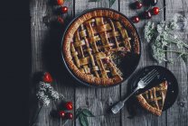 Домашній ванільний пиріг з вишнями і полуницею на сільському дерев'яному столі — стокове фото