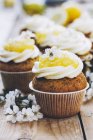 Cupcake di semi di papavero al limone con cagliata di limone — Foto stock