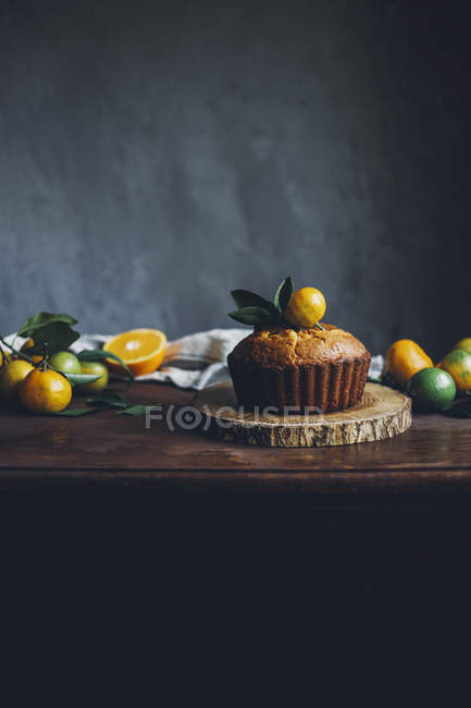 Torta al fascio di agrumi con Cointreau e cagliata di limone su tavola di legno — Foto stock