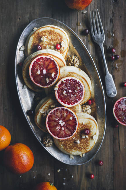 Pfannkuchen mit blutigen Orangenscheiben auf Metallplatte — Stockfoto