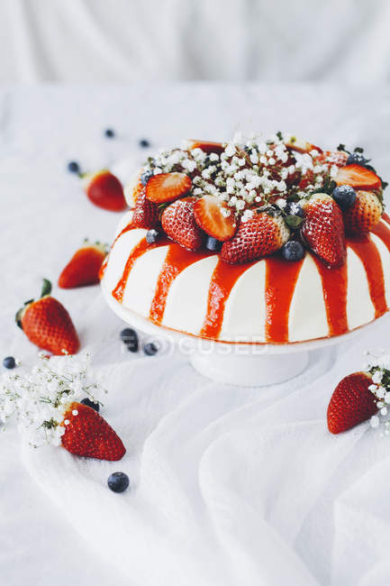 Домашній чізкейк з літніми ягодами на підставці для торта — стокове фото