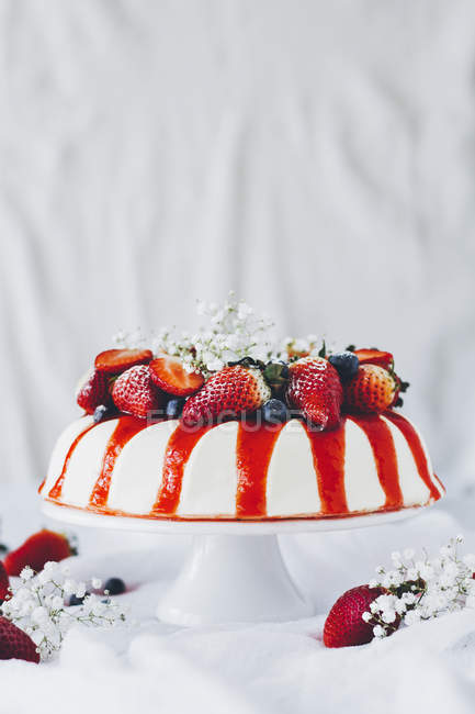 Homemade cheesecake with summer berries on cake stand — Stock Photo