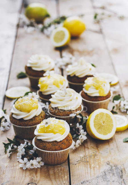 Zitronenmohn-Cupcakes mit Zitronenquark — Stockfoto