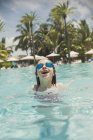 Retrato menina brincalhão nadando com óculos de natação no oceano tropical ensolarado — Fotografia de Stock