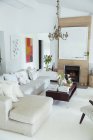 Sofa, Couchtisch und Kamin im modernen Wohnzimmer — Stockfoto
