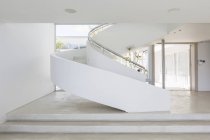 Escalera de caracol blanca en el interior de la casa de lujo moderno escaparate - foto de stock