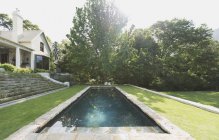 Pool gegen Bäume in luxuriösem modernen Haus — Stockfoto