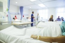 Пациент лежит на больничной койке — стоковое фото