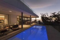 Tranquillo blu giro piscina fuori moderna casa di lusso vetrina esterna — Foto stock