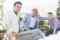 Trois générations d'hommes se relaxant à l'extérieur — Photo de stock