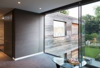 Glaswand eines modernen Hauses tagsüber — Stockfoto