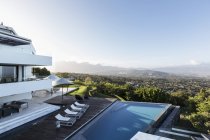 Modern luxury home showcase exterior with swimming pool and mountain view — Stock Photo