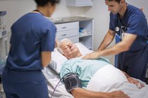 Médico realizando RCP em paciente inconsciente em sala de emergência — Fotografia de Stock