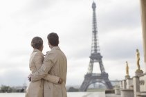 Paar bewundert Eiffelturm, Paris, Frankreich — Stockfoto