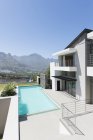 Moderna casa y piscina con vistas a la montaña - foto de stock