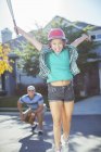 Ritratto di ragazza allegra che gioca a baseball in strada — Foto stock