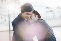 Couple s'embrassant le long de la Seine, Paris, France — Photo de stock