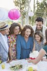 Glückliche moderne Familie feiert Geburtstag mit Familie — Stockfoto