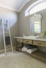 Casa de banho de luxo com escada de toalha dentro de casa — Fotografia de Stock