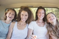 Для женщин, сидящих вместе на заднем сидении автомобиля — стоковое фото