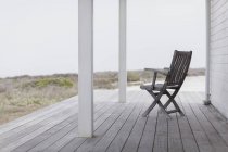 Chaise en bois à la maison moderne de luxe — Photo de stock