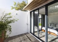 Солнечный, современный домашний витринный дворик и спальня — стоковое фото