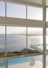 Sunny, tranquilla vetrina moderna casa di lusso con vista sull'oceano — Foto stock