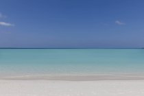 Seascape view blue tropical ocean under sunny blue sky — Stock Photo