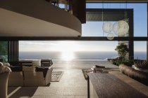 Современный интерьер дома с видом на океан — стоковое фото