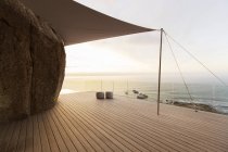 Balcon moderne donnant sur l'océan — Photo de stock