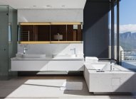 Раковини і ванна в сучасній ванній — стокове фото