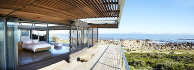 Luxus-Haus Vitrine Schlafzimmer offen zum Balkon mit Meerblick — Stockfoto