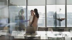 Geschäftsfrauen unterhalten sich im Konferenzraum — Stockfoto