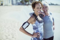 Retrato de mujeres sonrientes en ropa deportiva al aire libre - foto de stock