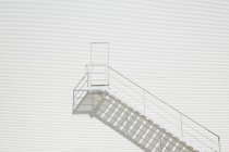 Лестницы вдоль здания в течение дня — стоковое фото