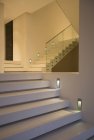 Escalera moderna iluminada por la noche - foto de stock