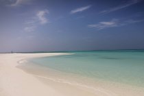 Tranquil blue tropical ocean beach — Stock Photo