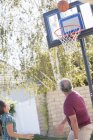 Avô e neta jogando basquete — Fotografia de Stock