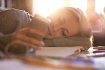 Teenage girl laying and texting with cell phone — Stock Photo