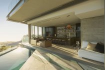 Солнечный роскошный дом витрина внешний дворик с бесконечным бассейном — стоковое фото