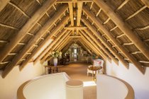 Sonniger Luxus-Dachboden unter Holzdach — Stockfoto